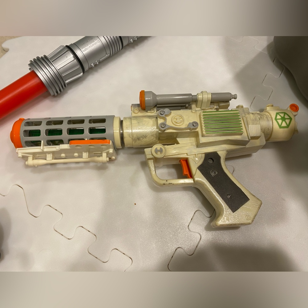 - 3 Star Wars guns